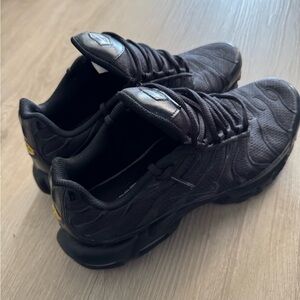 Nike Men’s Air Max Plus Black Athletic Sneakers